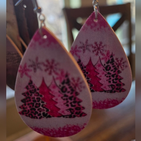 VEGAN LEATHER CHRISTMAS TREE DANGLE EARRINGS - Picture 3 of 3